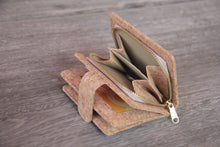 Laden des Bilds im Galerie-Viewer, Portemonnaie handmade aus Kork mit Zipper