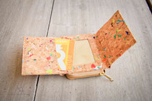 Cargar imagen en el visor de la galería, Cartera/billetera de corcho con detalles de color