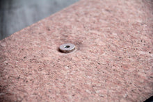 Laden des Bilds im Galerie-Viewer, Gefütterte 15–16 Zoll Laptoptasche aus Kork | Nachhaltige vegane Laptop Hülle mit Magnetverschluss, wasserabweisend für MacBook Air & Pro, Natur