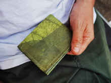 Laden des Bilds im Galerie-Viewer, Portemonnaie aus recycelten Blättern in grün
