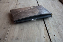 Afbeelding in Gallery-weergave laden, Gefütterte nachhaltige Laptop Hülle 13–14 Zoll aus Blattleder – Handgenähte vegane Laptoptasche, wasserabweisendes Laptop Case, Unikat für MacBook Air & Pro in grau -metallic/ dunkelbraun