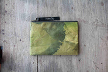 Laden des Bilds im Galerie-Viewer, Nachhaltige 15–16 Zoll Laptoptasche aus Teak-Blattleder | Gefütterte vegane Laptop Hülle / Laptop Sleeve, handgemacht & wasserabweisend – Unikat Schutzhülle für MacBook Pro/Air, Lenovo & HP in grün