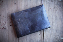 Laden des Bilds im Galerie-Viewer, Gefütterte nachhaltige Laptop Hülle 13–14 Zoll aus Blattleder – Handgenähte vegane Laptoptasche, wasserabweisendes Laptop Case, Unikat für MacBook Air & Pro in Marineblau