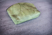 Carica l'immagine nel visualizzatore di Gallery, Kosmetiktasche aus Blattleder | Kulturbeutel Damen | nachhaltige Kulturtasche Herren | Vegane Schminktasche | ausgefallenes Hochzeitsgeschenk in grün