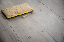 Laden des Bilds im Galerie-Viewer, 13–14" nachhaltige vegane Laptoptasche aus Kork, MacBook Hülle, Farbakzenten-gelber Zipper