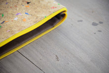 Indlæs billede til gallerivisning Nachhaltige 15–16 Zoll Kork Laptoptasche | Gefütterte vegane Laptop Hülle, Laptop Sleeve mit gelbem Zipper – handgemacht & wasserabweisend | Unikat-Schutzhülle für MacBook Air/Pro, Lenovo & HP : Farb-Akzenten