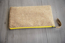 Cargar imagen en el visor de la galería, Funda para portátil de 15 - 16 pulgadas de corcho con cremallera amarilla