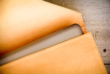 Charger l'image dans la galerie, Ökologische Laptoptasche aus Kraftpapier mit Magnetverschluss, handgemacht