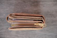 Laden des Bilds im Galerie-Viewer, Portemonnaie handmade aus Kork mit Zipper