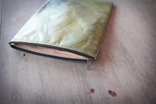 Laden des Bilds im Galerie-Viewer, Close-up: Handmade vegan case with cotton lining and zipper closure