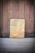 Indlæs billede til gallerivisning Laptop‑Hülle in Gelb auf Holztisch – robustes Design für unterwegs