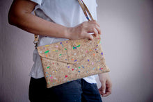Laden des Bilds im Galerie-Viewer, Schultertasche damen, Brieftasche aus Kork mit Farbakzenten