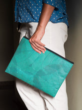 Charger l'image dans la galerie, Größenvergleich der Laptop-Hülle mit Hand