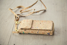 Laden des Bilds im Galerie-Viewer, Portemonnaie / Brieftasche mit Handyfach aus Kork mit Farbakzenten