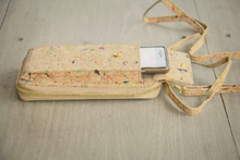 Laden des Bilds im Galerie-Viewer, Portemonnaie / Brieftasche mit Handyfach aus Kork mit Farbakzenten
