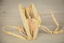 Laden des Bilds im Galerie-Viewer, Portemonnaie / Brieftasche mit Handyfach aus Kork mit Farbakzenten