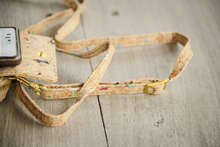 Laden des Bilds im Galerie-Viewer, Portemonnaie / Brieftasche mit Handyfach aus Kork mit Farbakzenten