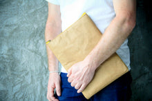 Charger l'image dans la galerie, Stylische Notebook-Hülle aus robustem Kraftpapier