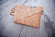 Laden des Bilds im Galerie-Viewer, Schultertasche damen, Brieftasche aus Kork mit Farbakzenten