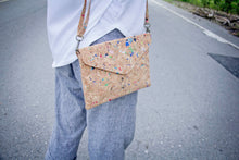 Laden des Bilds im Galerie-Viewer, Schultertasche damen, Brieftasche aus Kork mit Farbakzenten
