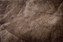 Afbeelding in Gallery-weergave laden, Gefütterte nachhaltige Laptop Hülle 13–14 Zoll aus Blattleder – Handgenähte vegane Laptoptasche, wasserabweisendes Laptop Case, Unikat für MacBook Air & Pro in grau -metallic/ dunkelbraun