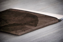 Afbeelding in Gallery-weergave laden, Gefütterte nachhaltige Laptop Hülle 13–14 Zoll aus Blattleder – Handgenähte vegane Laptoptasche, wasserabweisendes Laptop Case, Unikat für MacBook Air & Pro in grau -metallic/ dunkelbraun