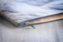 Afbeelding in Gallery-weergave laden, Gefütterte nachhaltige Laptop Hülle 13–14 Zoll aus Blattleder – Handgenähte vegane Laptoptasche, wasserabweisendes Laptop Case, Unikat für MacBook Air & Pro in grau -metallic/ dunkelbraun