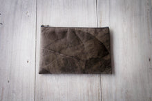 Afbeelding in Gallery-weergave laden, Gefütterte nachhaltige Laptop Hülle 13–14 Zoll aus Blattleder – Handgenähte vegane Laptoptasche, wasserabweisendes Laptop Case, Unikat für MacBook Air & Pro in grau -metallic/ dunkelbraun