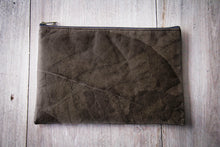 Afbeelding in Gallery-weergave laden, Gefütterte nachhaltige Laptop Hülle 13–14 Zoll aus Blattleder – Handgenähte vegane Laptoptasche, wasserabweisendes Laptop Case, Unikat für MacBook Air & Pro in grau -metallic/ dunkelbraun