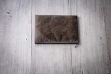 Afbeelding in Gallery-weergave laden, Gefütterte nachhaltige Laptop Hülle 13–14 Zoll aus Blattleder – Handgenähte vegane Laptoptasche, wasserabweisendes Laptop Case, Unikat für MacBook Air & Pro in grau -metallic/ dunkelbraun