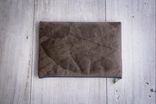 Afbeelding in Gallery-weergave laden, Gefütterte nachhaltige Laptop Hülle 13–14 Zoll aus Blattleder – Handgenähte vegane Laptoptasche, wasserabweisendes Laptop Case, Unikat für MacBook Air & Pro in grau -metallic/ dunkelbraun