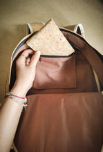 Laden des Bilds im Galerie-Viewer, Rucksack vegan & nachhaltig aus Kraftpapier im neuen Re-Design