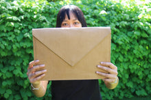 Laden des Bilds im Galerie-Viewer, Nachhaltige Laptoptasche 13–14 Zoll aus waschbarem Kraftpapier – MacBook Hülle, handgemacht mit Magnetverschluss, Vegan Leder