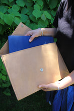 Laden des Bilds im Galerie-Viewer, Nachhaltige Laptoptasche 13–14" aus waschbarem Kraftpapier – MacBook Hülle, handgemacht mit Magnetverschluss, Vegan Leder