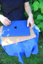 Laden des Bilds im Galerie-Viewer, Nachhaltige Laptoptasche 13–14" aus waschbarem Kraftpapier – MacBook Hülle, handgemacht mit Magnetverschluss, Vegan Leder