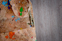 Laden des Bilds im Galerie-Viewer, Schultertasche damen, Brieftasche aus Kork mit Farbakzenten