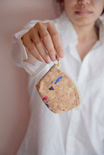 Cargar imagen en el visor de la galería, Cartera de corcho/mini estuche con detalles de color