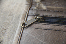 Load image into Gallery viewer, Purse / wallet made from recycled leaves in green