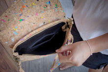 Laden des Bilds im Galerie-Viewer, Schultertasche damen, Brieftasche aus Kork mit Farbakzenten