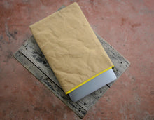 Cargar imagen en el visor de la galería, Funda para portátil de 13" - 14" pulgadas fabricada en papel kraft con cremallera amarilla