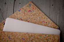 Afbeelding in Gallery-weergave laden, Gefütterte 13–14 Zoll Laptoptasche aus Kork | Nachhaltige vegane Laptop Hülle mit Magnetverschluss, wasserabweisend für MacBook Air & Pro, farbigen Akzenten