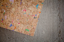 Laden des Bilds im Galerie-Viewer, Nachhaltige vegane Laptoptasche 13–14" aus Kork – MacBook Hülle, handgemacht mit Magnetverschluss, farbigen Akzenten