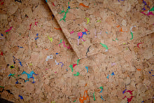 Ladda upp bild till gallerivisning, Gefütterte 13–14" Laptoptasche aus Kork | Nachhaltige vegane Laptop Hülle mit Magnetverschluss, wasserabweisend für MacBook Air & Pro, farbigen Akzenten