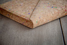 Laden des Bilds im Galerie-Viewer, Nachhaltige vegane Laptoptasche 13–14" aus Kork – MacBook Hülle, handgemacht mit Magnetverschluss, farbigen Akzenten