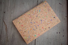 Laden des Bilds im Galerie-Viewer, Nachhaltige vegane Laptoptasche 13–14" aus Kork – MacBook Hülle, handgemacht mit Magnetverschluss, farbigen Akzenten