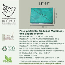 Laden des Bilds im Galerie-Viewer, Größentabelle der nachhaltigen Laptop‑Hülle aus recycelten Blättern, passend für 13–14 Zoll Geräte – Innenmaß ca. 32 × 24 cm