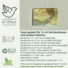 Indlæs billede til gallerivisning Gefütterte nachhaltige Laptop Hülle 13–14 Zoll aus Blattleder – Handgenähte vegane Laptoptasche mit Zipper, wasserabweisendes Laptop Case, Unikat für MacBook Air & Pro in grün