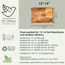 Laden des Bilds im Galerie-Viewer, Größentabelle der nachhaltigen Laptop‑Hülle aus recycelten Blättern, passend für 13–14 Zoll Geräte – Innenmaß ca. 32 × 24 cm