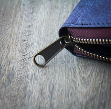 Afbeelding in Gallery-weergave laden, Portemonnaie / Brieftasche aus recycelten Blättern lila/blau
