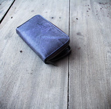 Ladda upp bild till gallerivisning, Portemonnaie / Brieftasche aus recycelten Blättern lila/blau